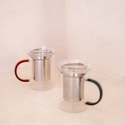 Theebeker 43cl met filter en deksel amber Liv