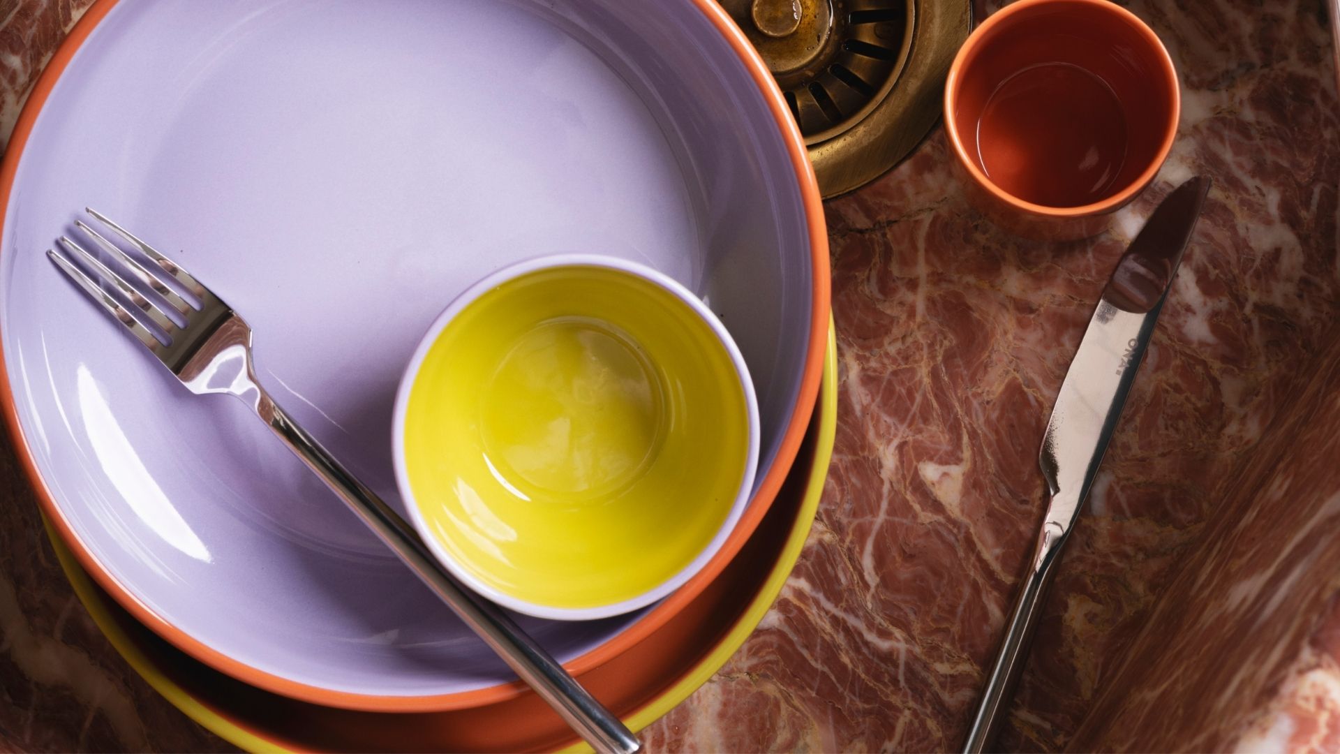 Table dressée avec la vaisselle colorée et tendance d'ONA